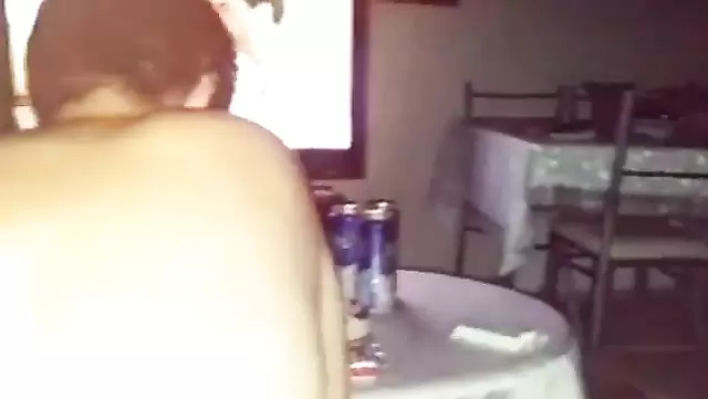 Aletli kadın, Türk arkadaşına amını veriyor.