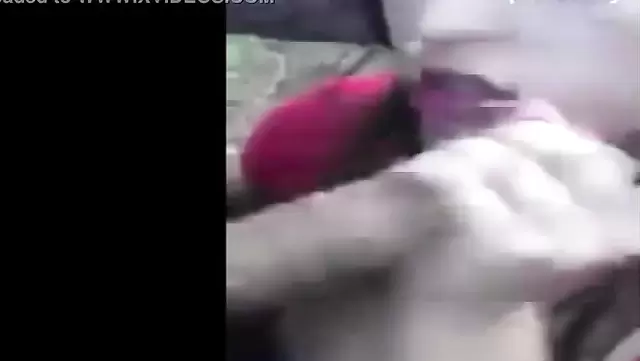 Türk genç kızın açık havada ateşli bir oral keyfi.