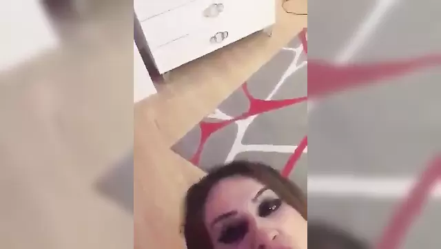 Türk hatun komşusunun aletini yalıyor, güzel bir oral çekiyor.