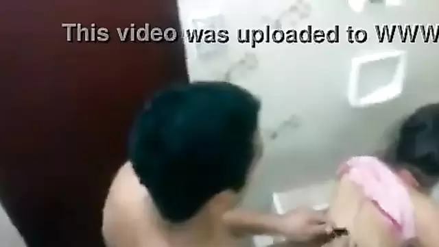 Bir Türk, tuvalette güzel bir öğrenciyi sikişiyor.