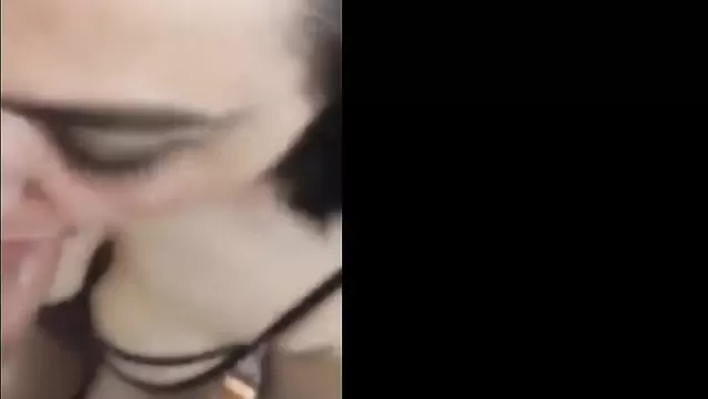 Güzel Türk kadın, arkadaşının aletini yanağından aldı.