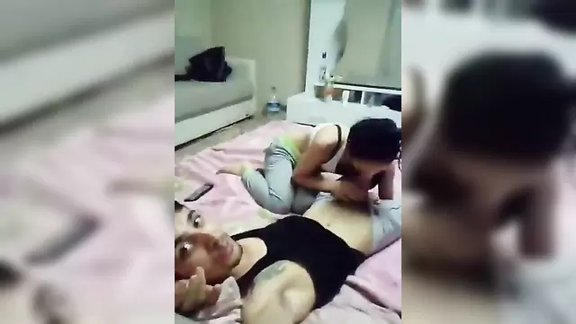 Türk üniversiteli kız, arkadaşına ağızla zevk veriyor.