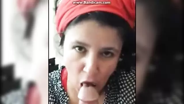 Türk olgun kadın, kıyafetleriyle kocasına ağızla zevk veriyor.