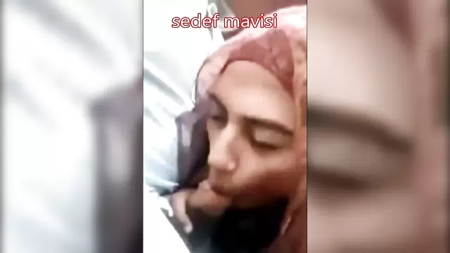Islak Türk hatun, adama güzel bir oral çekiyor.