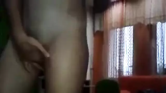 Türk orospu, kocasının aletine oturuyor.